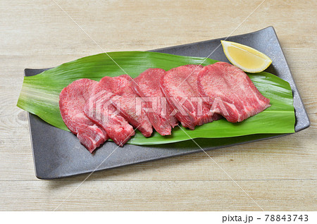 郷土料理、地元グルメ、仙台の牛タン(焼肉用の生肉、未加熱)。 郷土料理、地元グルメ、仙台の牛タン(焼肉用の生肉、未加熱)。 78843743