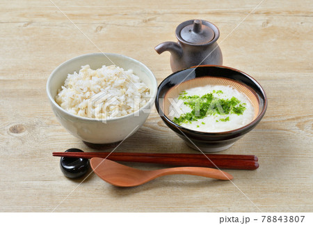 麦とろご飯。麦飯（米飯）ととろろ汁（長芋）。 78843807