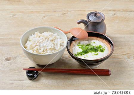 麦とろご飯。麦飯（米飯）ととろろ汁（長芋）。 78843808