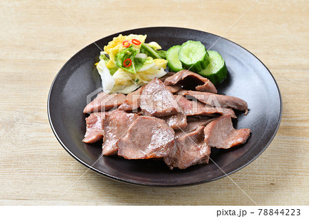 郷土料理、地元グルメ、仙台の牛タン（焼肉、加熱済み）白菜とキュウリの浅漬けを添えて。。 78844223
