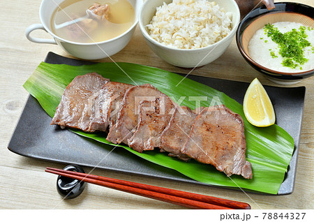 郷土料理、地元グルメ、仙台の牛タン。麦とろごはん(とろろ汁)と牛テールスープ。牛タン定食。 郷土料理、地元グルメ、仙台の牛タン。麦とろごはん(とろろ汁)と牛テールスープ。牛タン定食。 78844327