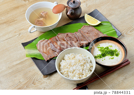 郷土料理、地元グルメ、仙台の牛タン。麦とろごはん（とろろ汁）と牛テールスープ。牛タン定食。 78844331