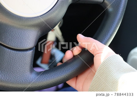運転する　車のハンドル 78844333
