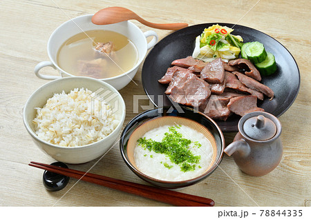 郷土料理、地元グルメ、仙台の牛タン。麦とろごはん（とろろ汁）と牛テールスープ。牛タン定食。 78844335