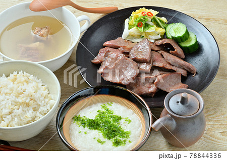 郷土料理、地元グルメ、仙台の牛タン。麦とろごはん（とろろ汁）と牛テールスープ。牛タン定食。 78844336