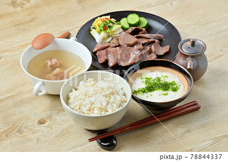 郷土料理、地元グルメ、仙台の牛タン。麦とろごはん（とろろ汁）と牛テールスープ。牛タン定食。 78844337