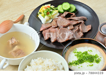 郷土料理、地元グルメ、仙台の牛タン。麦とろごはん（とろろ汁）と牛テールスープ。牛タン定食。 78844339