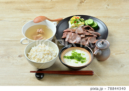 郷土料理、地元グルメ、仙台の牛タン。麦とろごはん（とろろ汁）と牛テールスープ。牛タン定食。 78844340