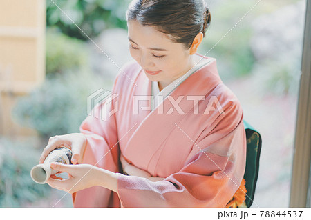着物女性のお酌 着物女性のお酌 78844537