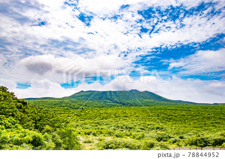 東京都大島町の伊豆大島にある火山三原山頂口からのトレッキングコースで見た三原山の風景 78844952