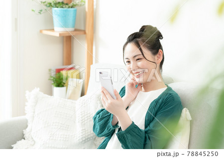 スマホを見る若い女性 78845250