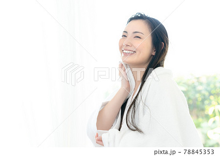 髪を拭く若い女性 78845353