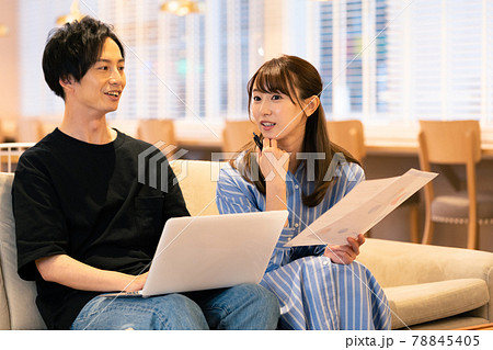 ミーティングする男女 78845405