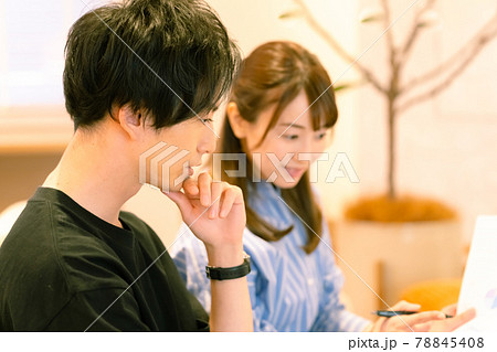 ミーティングする男女 ミーティングする男女 78845408