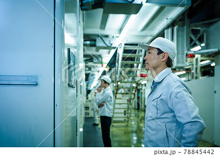 生産/工場で作業する技術者 生産/工場で作業する技術者 78845442