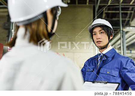 生産/工場で作業する技術者 生産/工場で作業する技術者 78845450