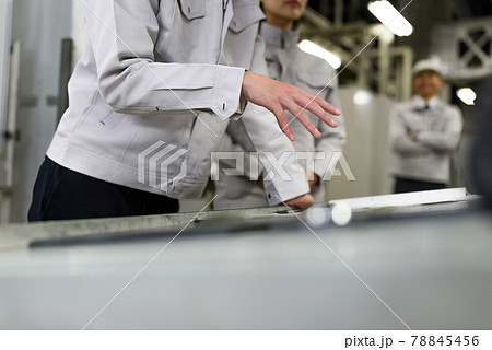 生産/工場で作業する技術者 78845456