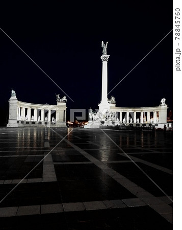 [ハンガリー•ブダペスト]英雄広場の夜のライトアップ 78845760