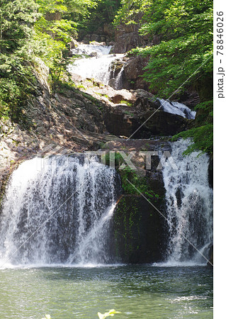 西中国山地三段峡の三つ滝の景色 78846026