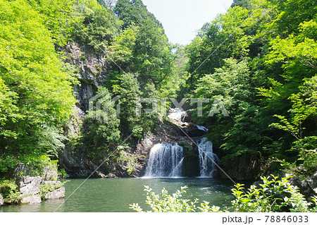 西中国山地三段峡の三つ滝の景色 78846033