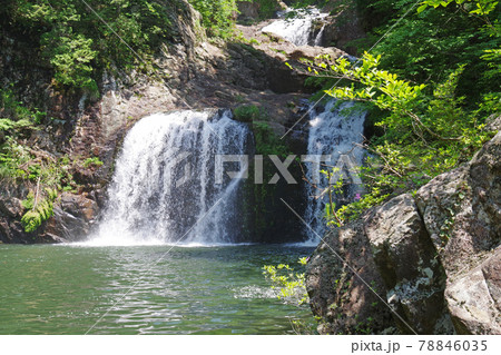 西中国山地三段峡の三つ滝の景色 78846035