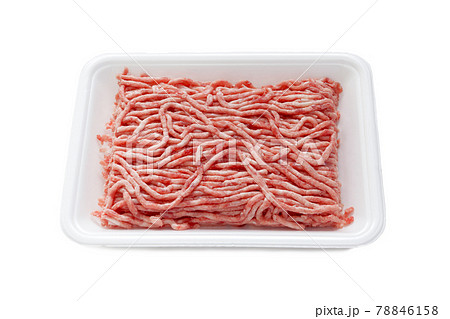 食品トレイ入り合い挽き肉【白背景】 78846158