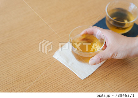 夏　麦茶　手元　主婦 78846371