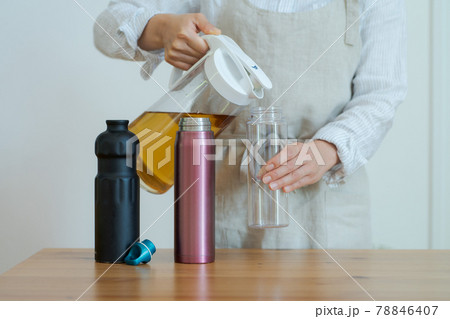水筒　準備　ママ　家事 78846407