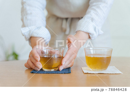夏 麦茶 手元 主婦 夏 麦茶 手元 主婦 78846428