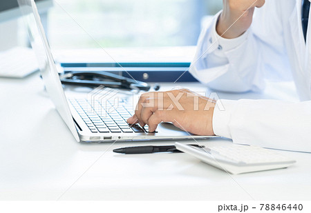 パソコンに向かう医師の手元 パソコンに向かう医師の手元 78846440