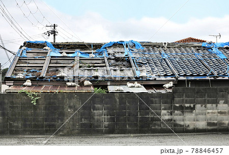 台風の被害を受けた屋根瓦 台風の被害を受けた屋根瓦 78846457