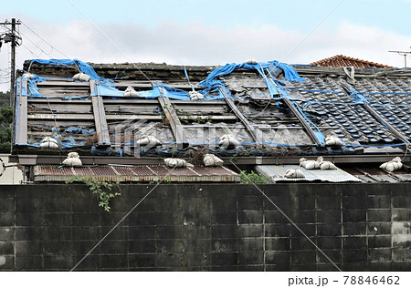 台風の被害を受けた屋根瓦 78846462