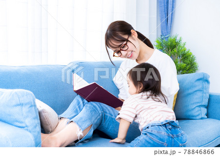 本を読んでいるママが気になる女の子 本を読んでいるママが気になる女の子 78846866