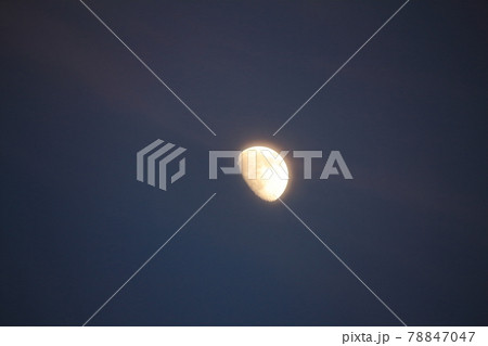 梅雨の時期の高温多湿の夕暮れの夜空に輝く月齢9.7の月 梅雨の時期の高温多湿の夕暮れの夜空に輝く月齢9.7の月 78847047