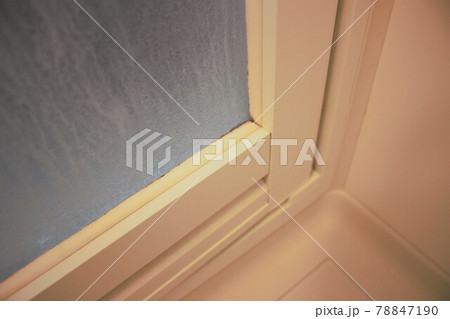 お風呂場の扉のかび 78847190