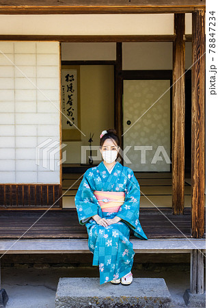 着物を着て縁側に座る若い女性の写真素材 着物を着て縁側に座る若い女性の写真素材
