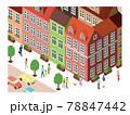 明るいヨーロッパ風の街並み　歩く人々 78847442