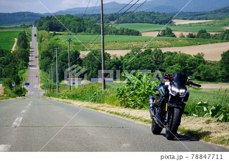 ツーリングバイクとジェットコースターの路 (北海道 上富良野) 78847711