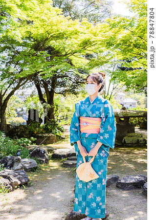 武家屋敷の庭園を散策する着物姿の若い女性 武家屋敷の庭園を散策する着物姿の若い女性 78847804