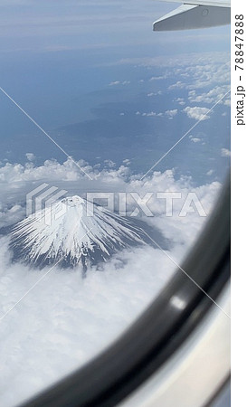 飛行から見た雲の隙間から覗く富士山 飛行から見た雲の隙間から覗く富士山 78847888