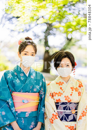 武家屋敷の庭園で記念撮影する着物姿の若い女性 武家屋敷の庭園で記念撮影する着物姿の若い女性 78848304
