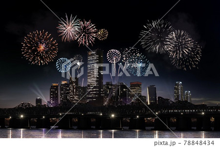 都会的なビル群と打ち上げ花火 78848434