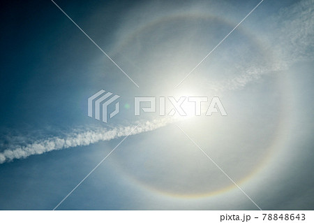 ハロ　暈　太陽の周りに発生する虹と飛行機雲 78848643