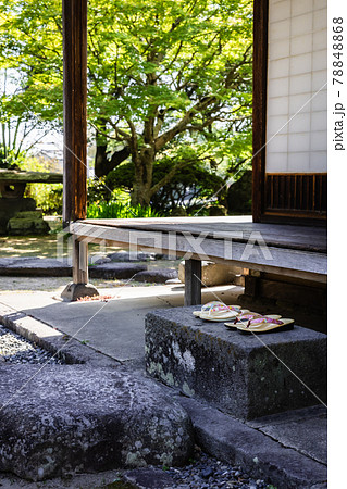 踏石に置かれている女性用の草履 78848868