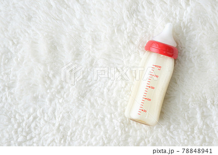 ミルクの入った哺乳瓶 ミルクの入った哺乳瓶 78848941