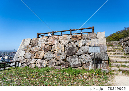 鳥取県鳥取市　春の鳥取城の三階櫓跡 78849096