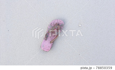 【海洋漂着ごみ】美しい海岸に流れ着いたビーチサンダル 78850359