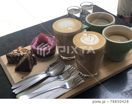 カフェの街メルボルンのカフェでのデザートとラテとロングブラック カフェの街メルボルンのカフェでのデザートとラテとロングブラック 78850428