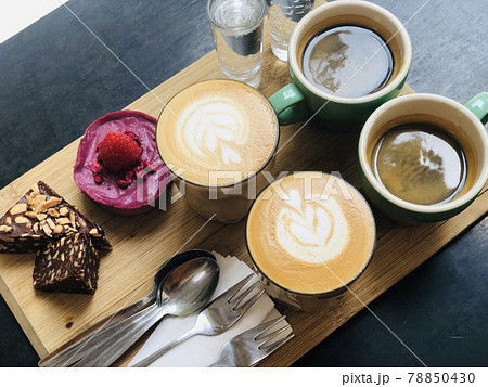 カフェの街メルボルンのカフェでのデザートとカフェラテとロングブラック カフェの街メルボルンのカフェでのデザートとカフェラテとロングブラック 78850430