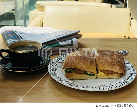 メルボルンのカフェでの朝食と新聞 メルボルンのカフェでの朝食と新聞 78850436